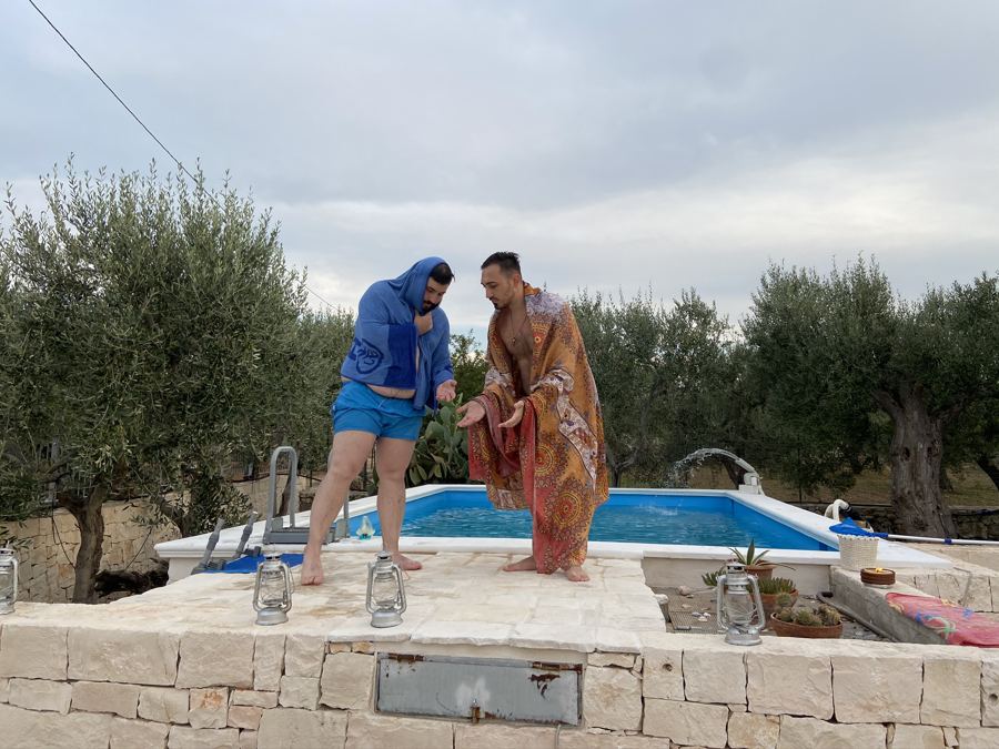 Rito in piscina tra gli ulivi
